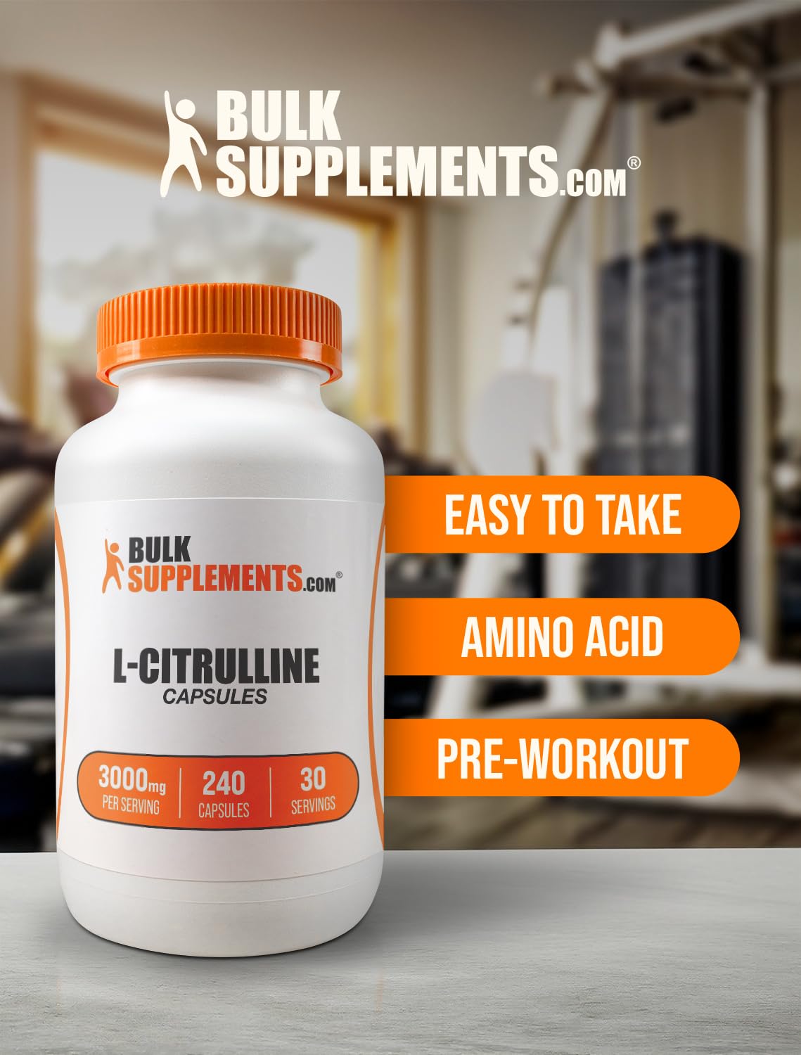 BulkSupplements frasco junto a equipo de gimnasio para uso práctico