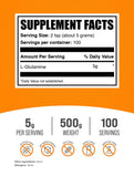 BulkSupplements textura del polvo de L‑glutamina en primer plano, fácil mezcla y disolución