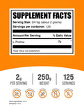 BulkSupplements primer plano del polvo de L‑Proline para ver textura y fácil mezcla