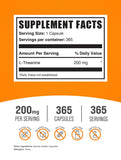 BulkSupplements primer plano de cápsula L-Theanine mostrando textura y calidad