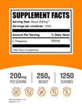 BulkSupplements primer plano del polvo de L-theanine que muestra textura fina y sin aditivos