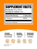 Polvo fino de L-teanina BulkSupplements en primer plano que muestra pureza y textura