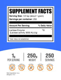 BulkSupplements polvo de lactasa en primer plano textura fina y fácil mezcla