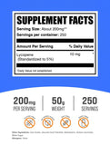 BulkSupplements textura del polvo de licopeno en primer plano, fácil mezcla