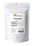 BulkSupplements envase junto a una mano para comparar el tamaño del paquete