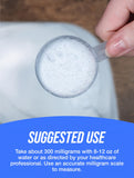 BulkSupplements cucharilla con polvo sobre báscula, control preciso de la dosis