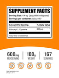 BulkSupplements textura del polvo NAC en primer plano, pureza visible