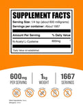 BulkSupplements primer plano de la textura del polvo NAC para ver pureza y facilidad de mezcla