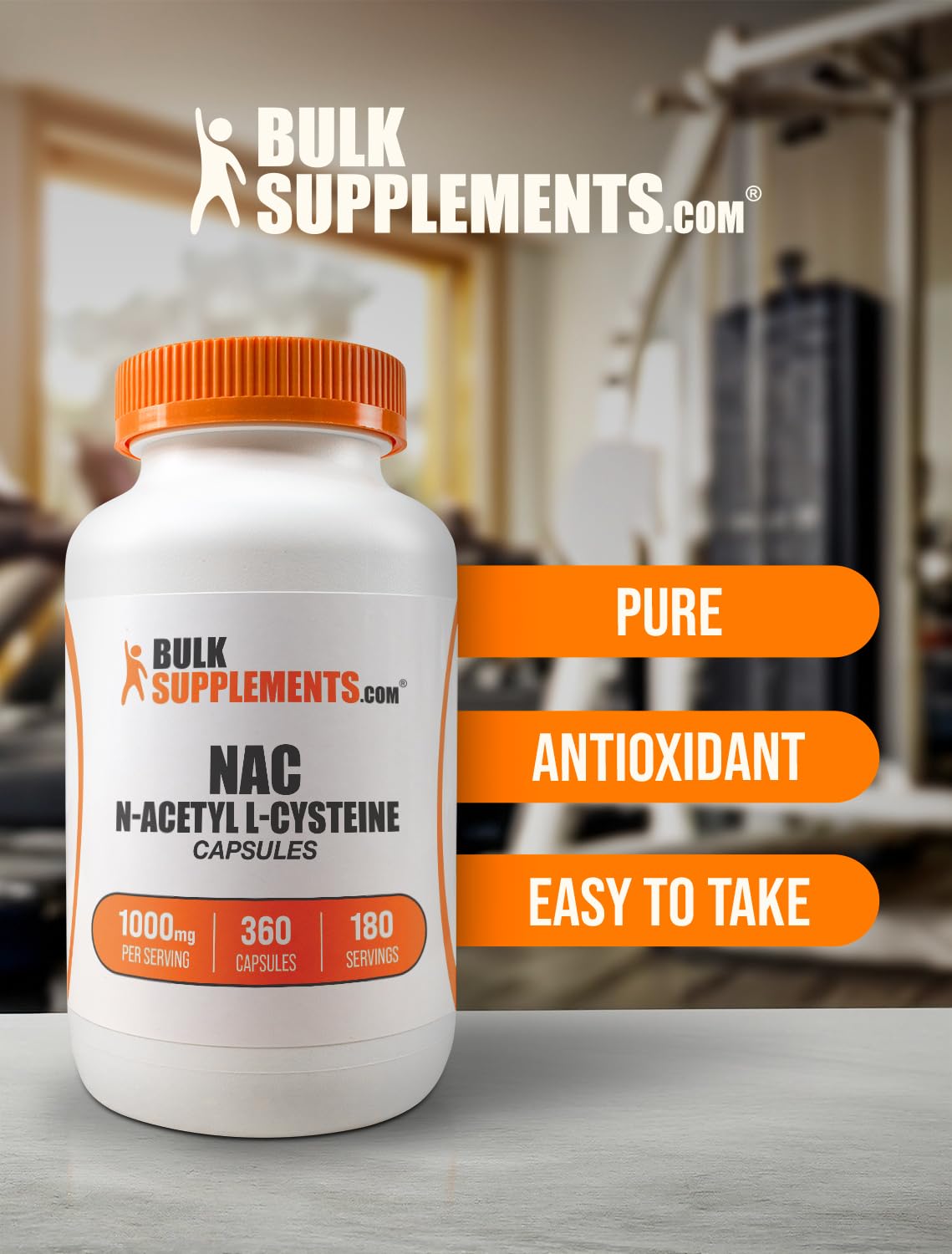 BulkSupplements cápsulas NAC junto a un vaso de agua ilustrando la forma de tomar el suplemento