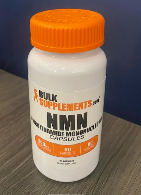 BulkSupplements cápsulas esparcidas sobre superficie, cantidad visible