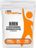 BulkSupplements envase de NMN en polvo puro, muestra su presentación y facilidad de dosificación