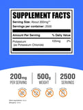 BulkSupplements polvo de cloruro de potasio en cuchara, textura fina para mezclas fáciles