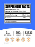 BulkSupplements primer plano del polvo de melatonina destacando textura fina y fácil mezcla