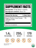 BulkSupplements primer plano del polvo de psyllium mostrando textura fina y mezcla fácil