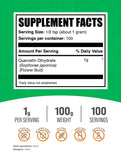 BulkSupplements textura en primer plano del polvo fino de quercetina para mezclas rápidas