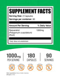 BulkSupplements primer plano de una cápsula de resveratrol y textura uniforme