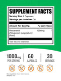 BulkSupplements cápsulas en mano para mostrar tamaño y fácil ingestión
