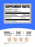 BulkSupplements primer plano de softgel de salmón mostrando textura y fácil de tragar