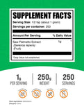 BulkSupplements textura del polvo de Saw Palmetto en primer plano, muestra finura y pureza