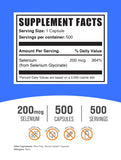 BulkSupplements primer plano de una cápsula de Selenium Glycinate destacando tamaño fácil de tragar
