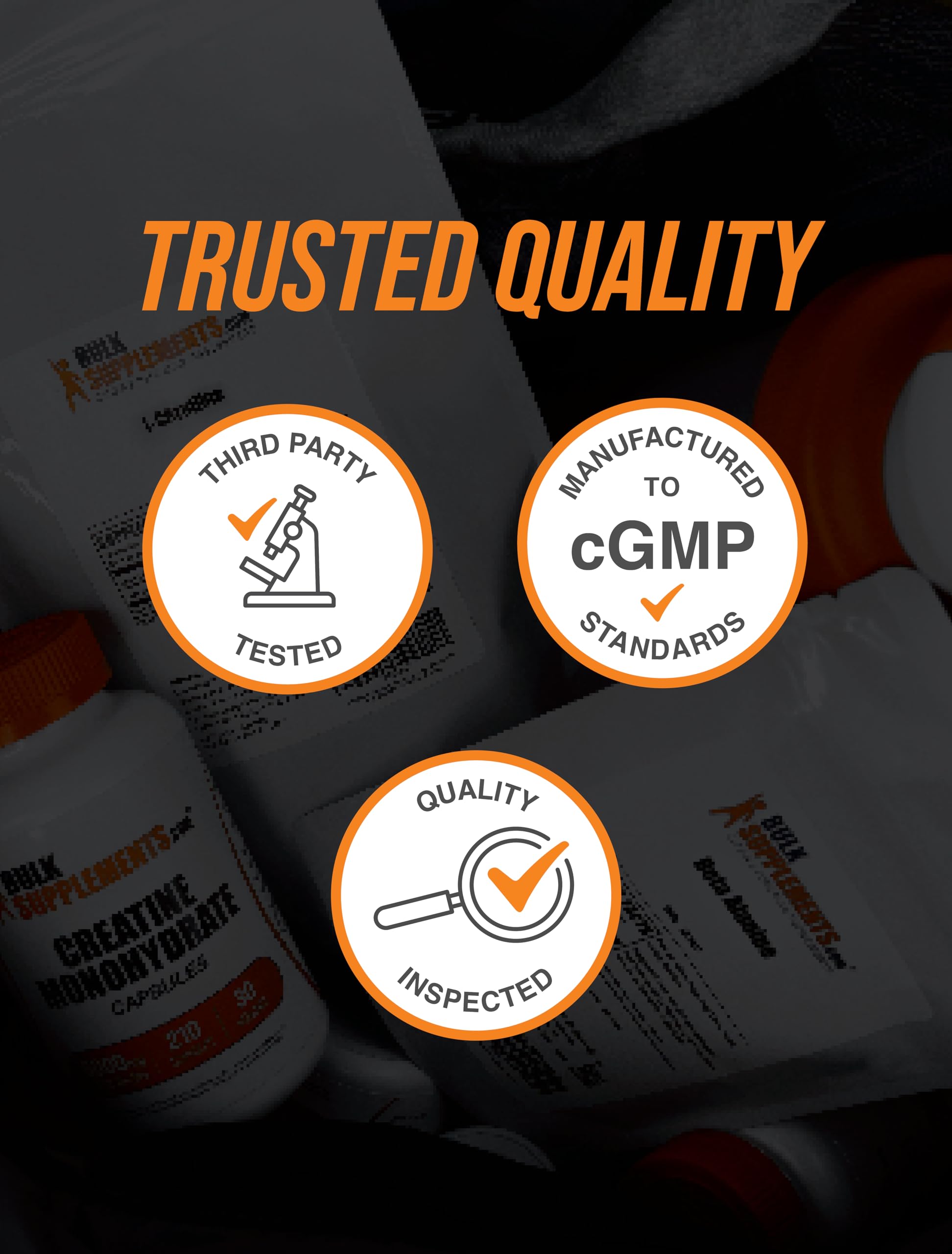 BulkSupplements cápsulas junto a una botella de agua en entorno activo