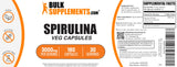 BulkSupplements frasco en cocina junto a frutas y botella de agua para rutina diaria