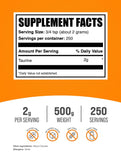BulkSupplements textura del polvo de taurina en mano, fácil disolución
