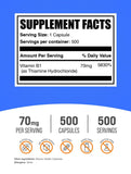BulkSupplements primer plano de una cápsula de Thiamine HCl, visualiza tamaño y forma cómoda