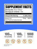 BulkSupplements primer plano del polvo de Thiamine HCl mostrando textura fina y mezcla fácil
