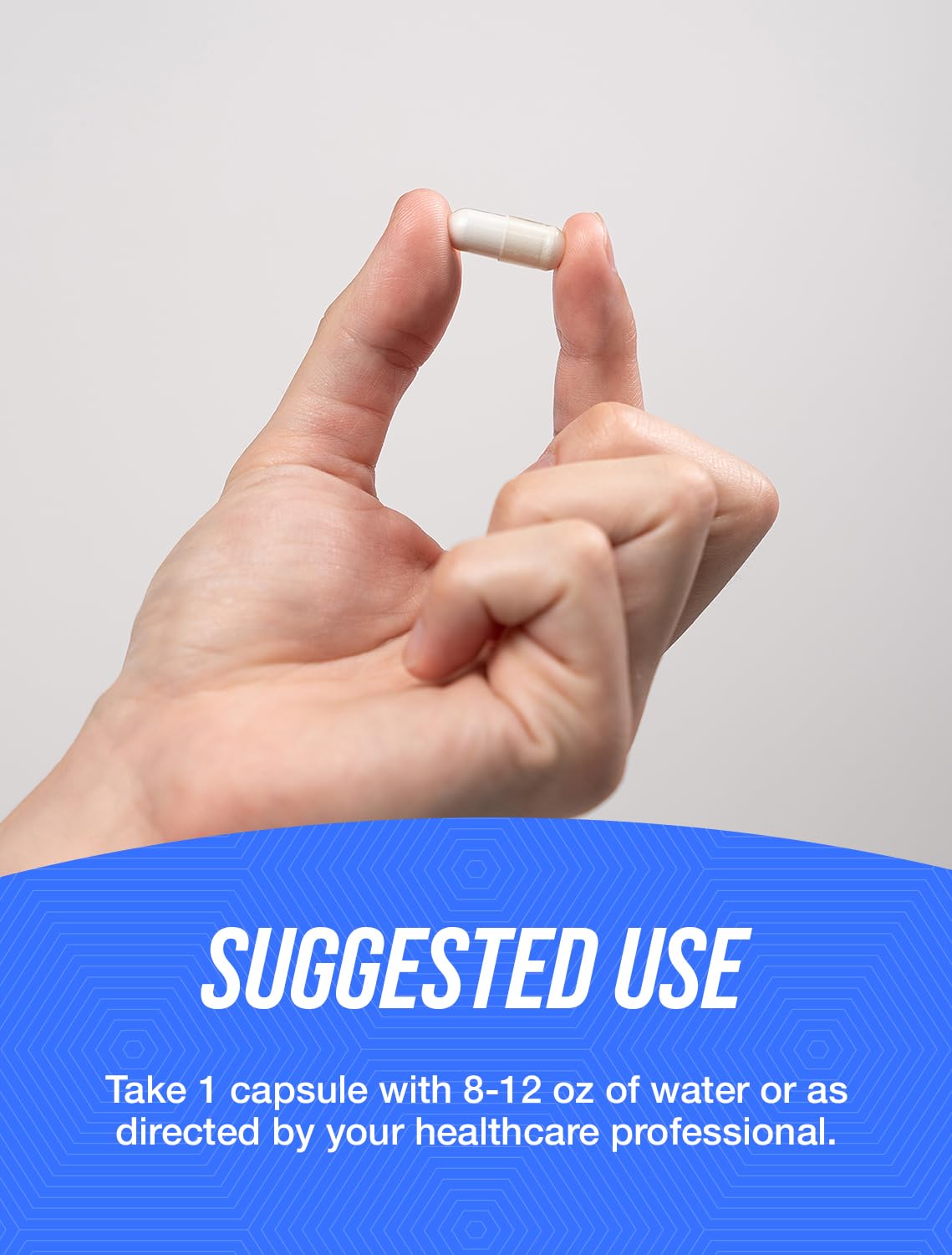 BulkSupplements cápsula junto a moneda para comparar tamaño y portabilidad