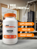 BulkSupplements persona tomando cápsula antes de entrenamiento para energía