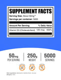 BulkSupplements primer plano del polvo de Vitamin D3 resaltando pureza y textura