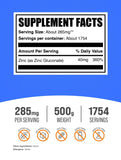 Close-up del polvo de BulkSupplements Zinc Gluconate mostrando textura fina y mezcla fácil