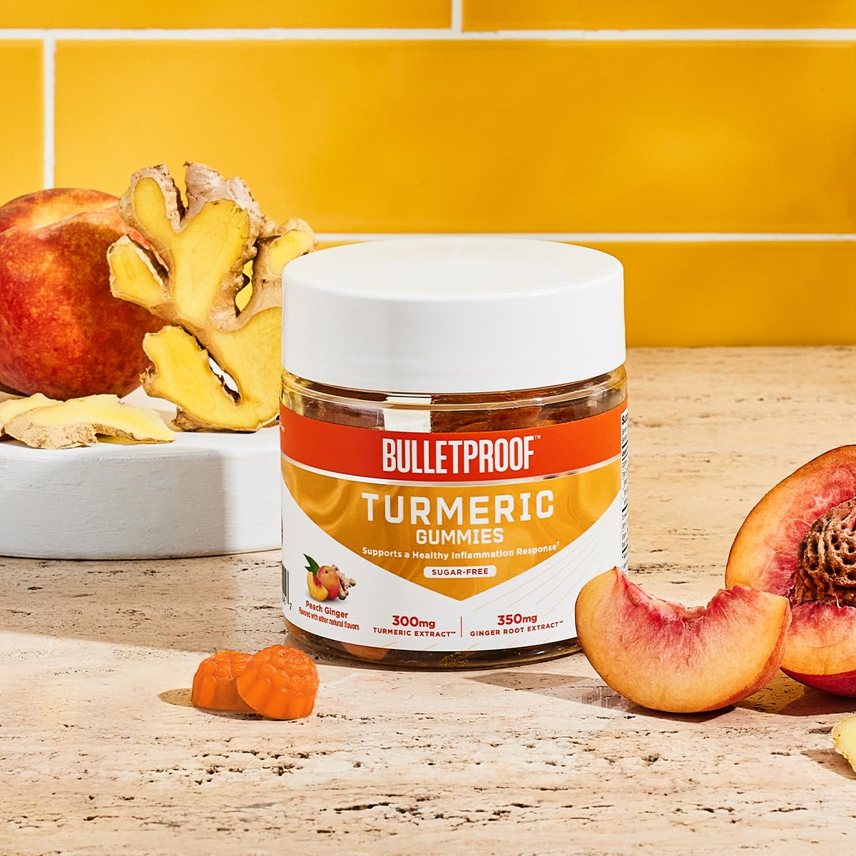 Bulletproof gomitas en mano para comparar tamaño y porción conveniente