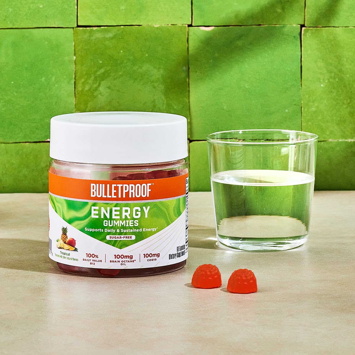 Bulletproof gomita en mano para comparar tamaño, ayuda a visualizar dosis por porción