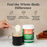 Bulletproof mezcla de Collagen Peptides en café para añadir proteínas sin sabor