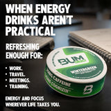 Bum Energy latas en mochila sugiere conveniencia para viajes