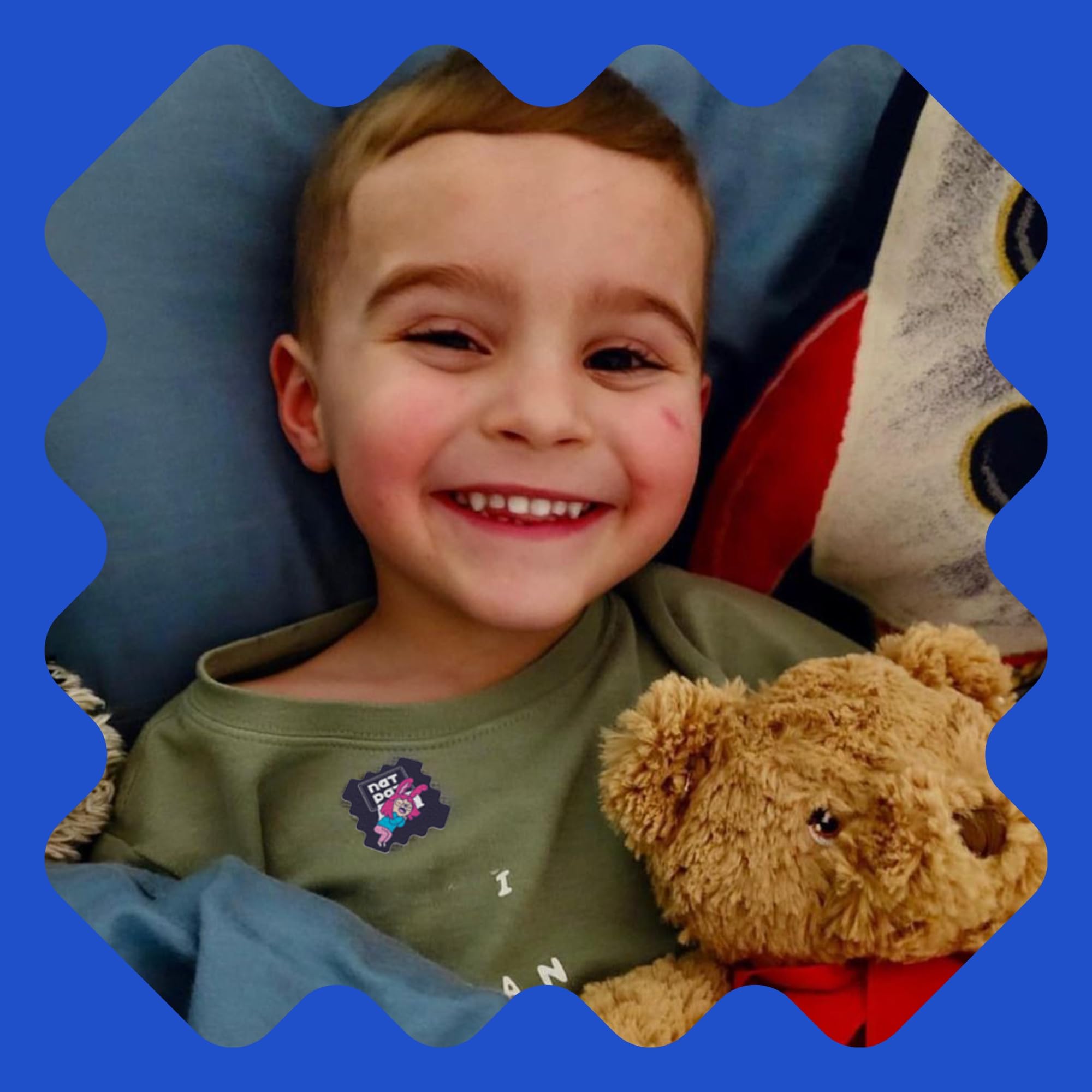 BUZZPATCH niño en pijama con parche sonriente y rutina tranquila