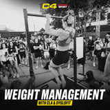 C4 Ripped Sport atleta en gimnasio tomando la mezcla para aumentar energía y rendimiento