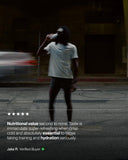 Cadence lata abierta vertiendo líquido para visual de consumo inmediato