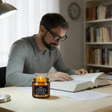 CAKETYCG vela encendida en escritorio creando ambiente relajante