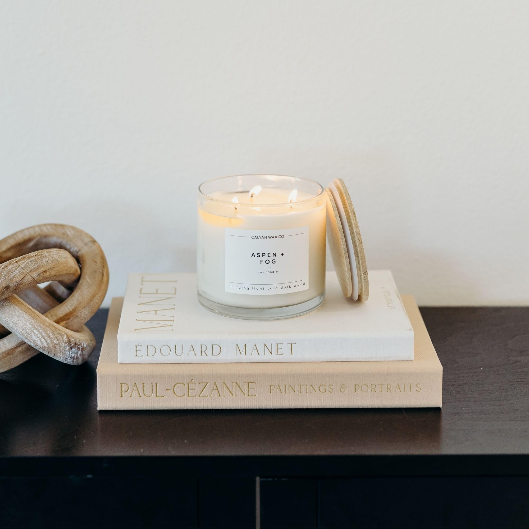 Calyan Wax Co. vela Aspen & Fog ambientando un salón moderno