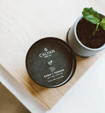 Calyan Wax Co. vela al lado de libro para ver proporción y tamaño