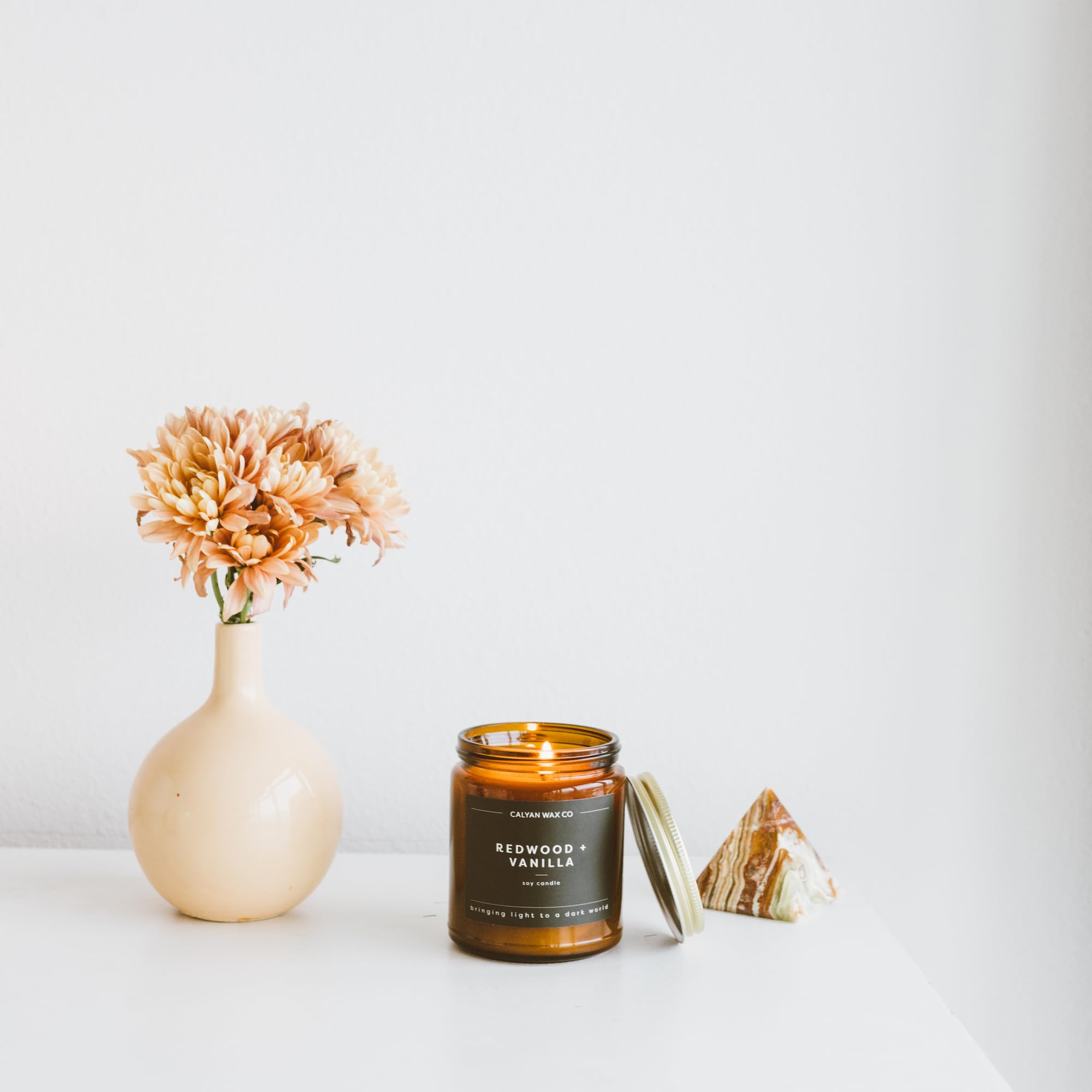 Calyan Wax Co. vela encendida con llama estable, ofrece fragancia constante