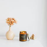 Calyan Wax Co. vela encendida con llama estable, ofrece fragancia constante