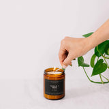 Calyan Wax Co. vela en manos para comparar tamaño y duración estimada