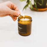 Calyan Wax Co. vela junto a objeto para comparar tamaño y escala