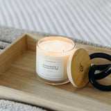Calyan Wax Co. vela en salón ambientando y perfumando espacios grandes