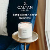Calyan Wax Co. vela encendida en sala aportando calidez y ambiente