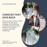 Calyan Wax Co. vela sostenida en mano mostrando escala y calidad